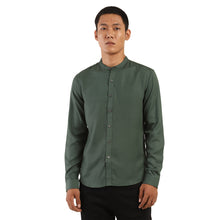 Load image into Gallery viewer, Levi&#39;s Jungle Green Solid Shirt
