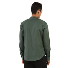 Load image into Gallery viewer, Levi&#39;s Jungle Green Solid Shirt
