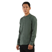 Load image into Gallery viewer, Levi&#39;s Jungle Green Solid Shirt
