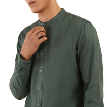 Load image into Gallery viewer, Levi&#39;s Jungle Green Solid Shirt
