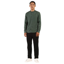 Load image into Gallery viewer, Levi&#39;s Jungle Green Solid Shirt
